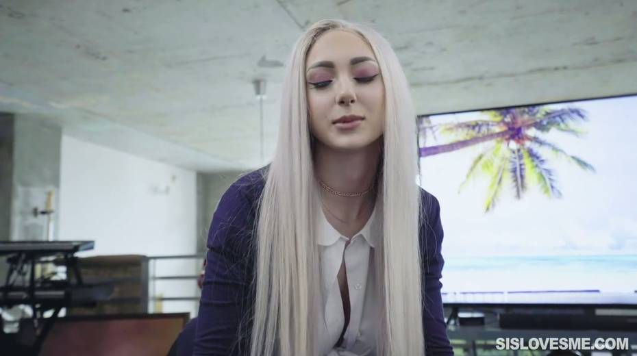 Dude with thick cock enjoys fucking face of pretty blond stepsister Dylann Vox - 4. pic