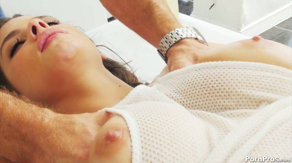 Hypnotized babe Keisha Grey gets intimate with her masseuse - 4. pic