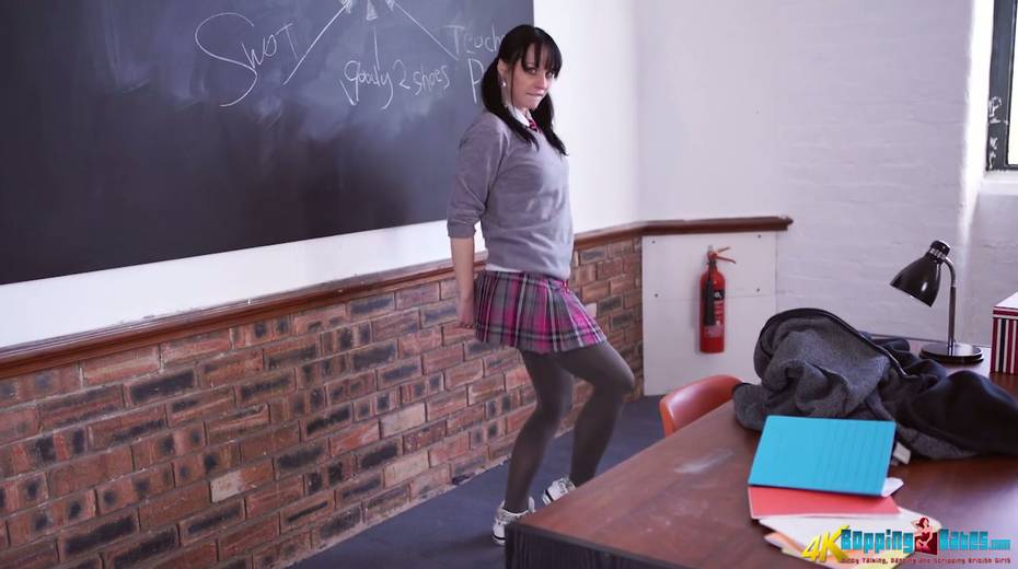 Nasty college gal Charlie Elaine strips and dances - 3. pic