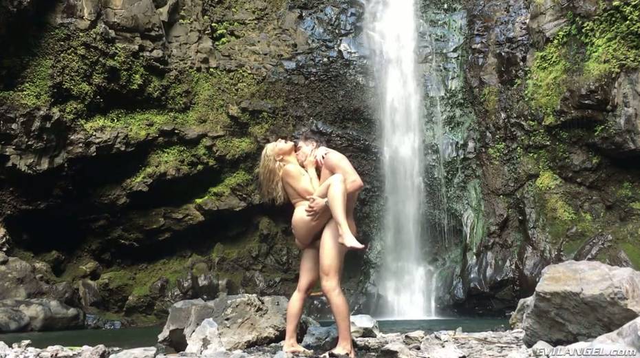 Stunning porn model Anikka Albrite has wild sex near a waterfall - 13. pic