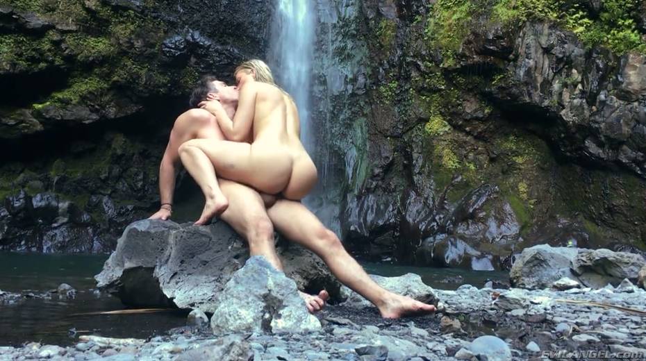 Stunning porn model Anikka Albrite has wild sex near a waterfall - 17. pic