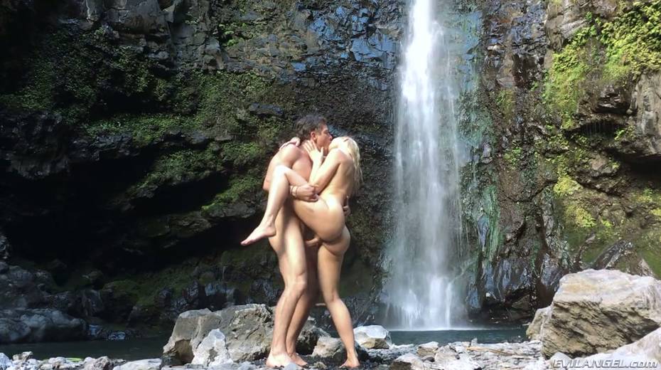 Stunning porn model Anikka Albrite has wild sex near a waterfall - 19. pic