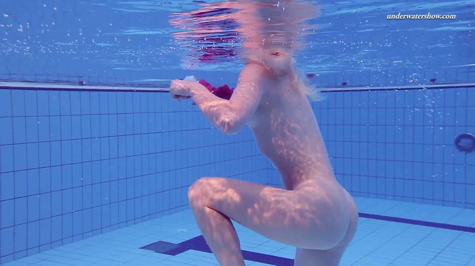 Sport swimming babe Elena Proklova is stripping under the water - 16. pic