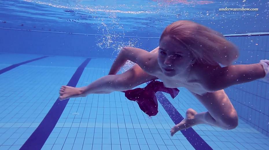 Sport swimming babe Elena Proklova is stripping under the water - 19. pic