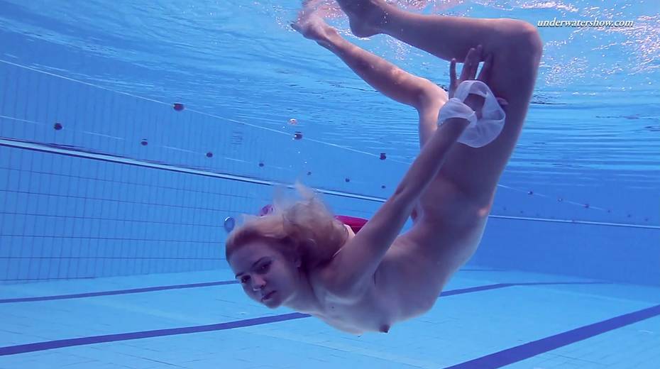 Sport swimming babe Elena Proklova is stripping under the water - 23. pic