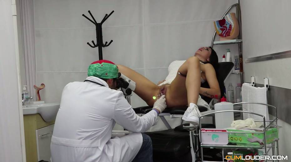 Delicious pussy of young patient Estrellita makes gynecologist horny - 5. pic