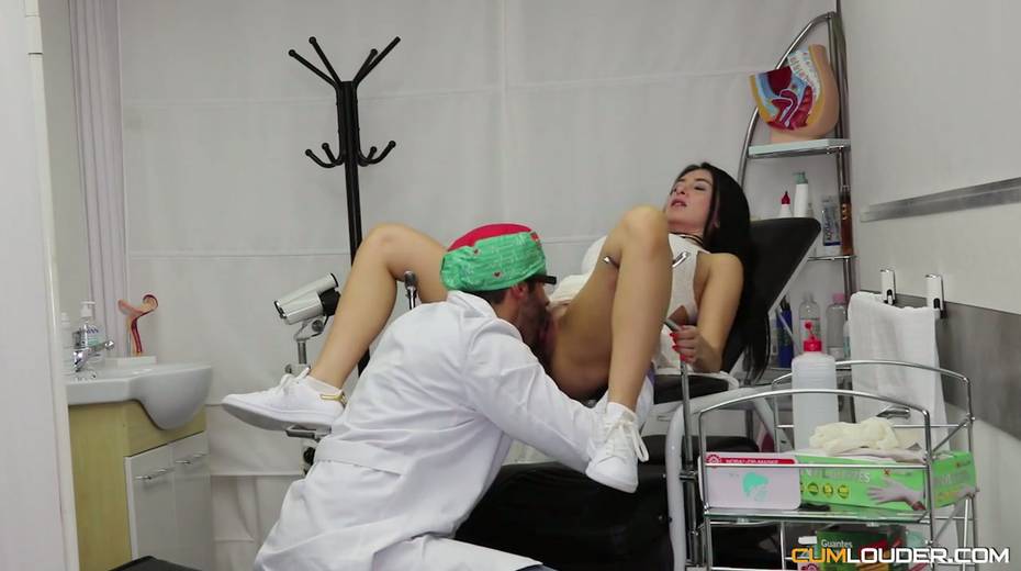 Delicious pussy of young patient Estrellita makes gynecologist horny - 6. pic