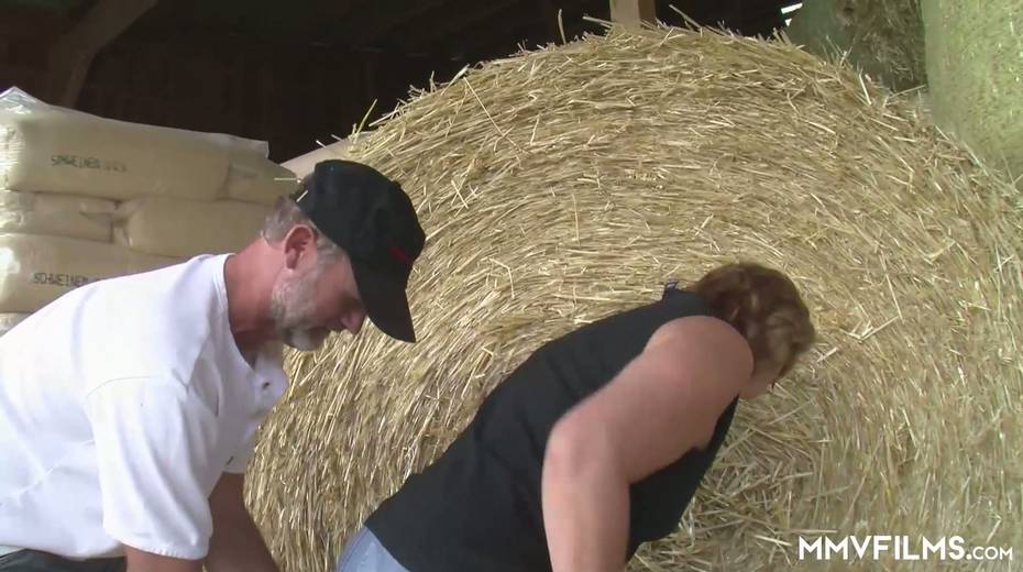 Naughty farmer fucks plump mature whore outdoor - 3. pic