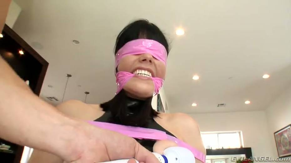 Hot chick is having her mouth fucked while she is being blindfolded - 6. pic