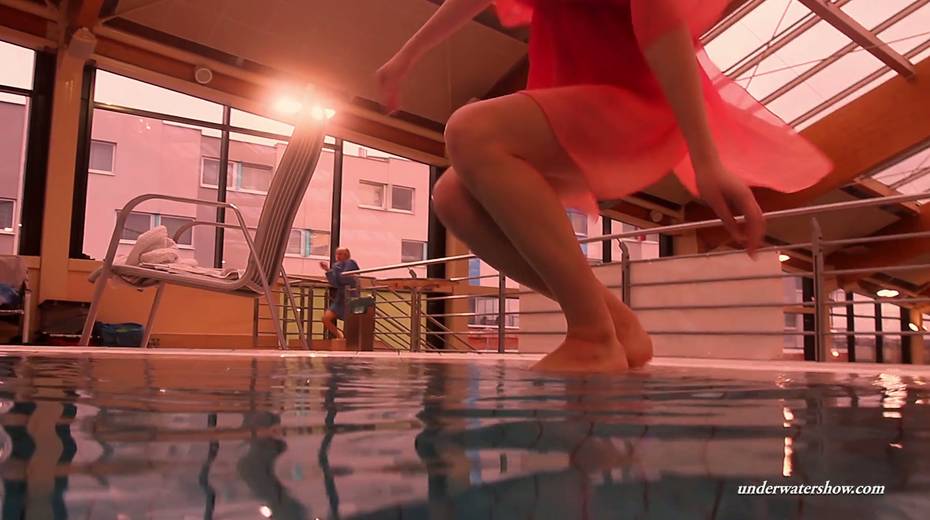 Sexy swimming babe Duna Bultihalo is stripping under the water - 2. pic