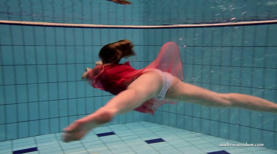 Sexy swimming babe Duna Bultihalo is stripping under the water - 4. pic