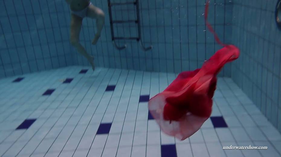 Sexy swimming babe Duna Bultihalo is stripping under the water - 6. pic