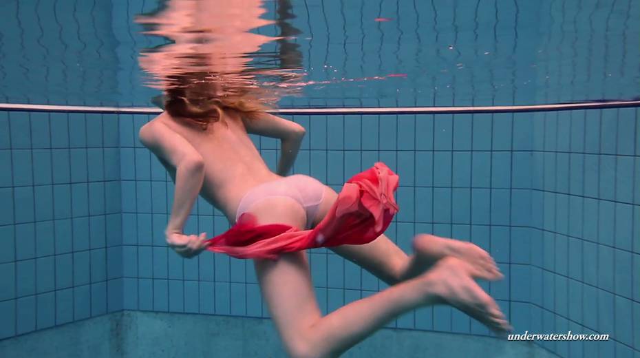 Sexy swimming babe Duna Bultihalo is stripping under the water - 10. pic
