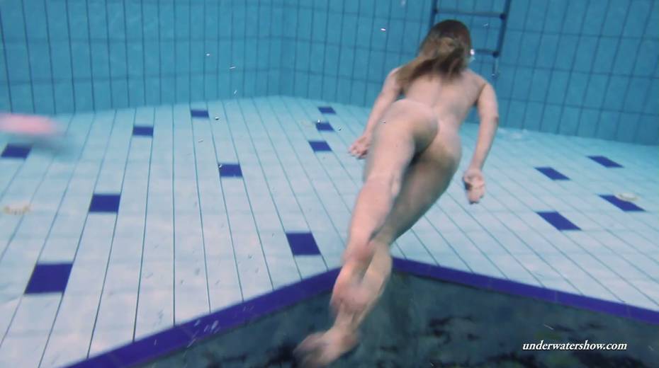 Sexy swimming babe Duna Bultihalo is stripping under the water - 16. pic