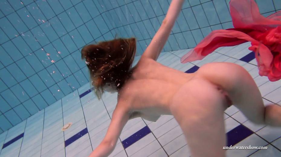 Sexy swimming babe Duna Bultihalo is stripping under the water - 17. pic