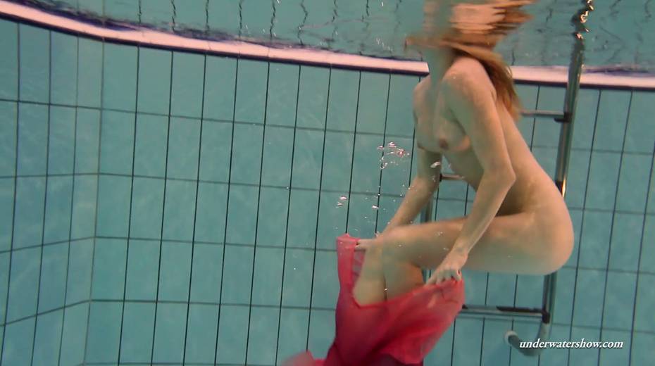 Sexy swimming babe Duna Bultihalo is stripping under the water - 21. pic