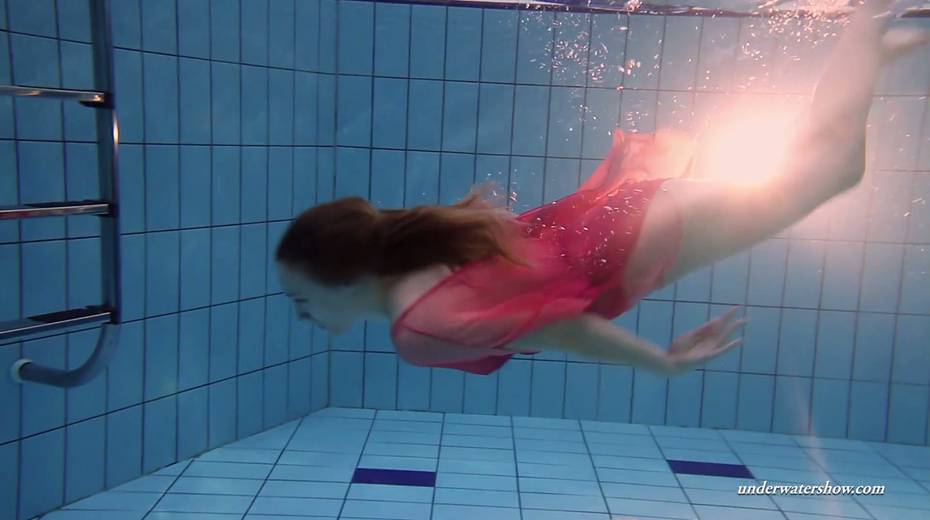 Sexy swimming babe Duna Bultihalo is stripping under the water - 22. pic