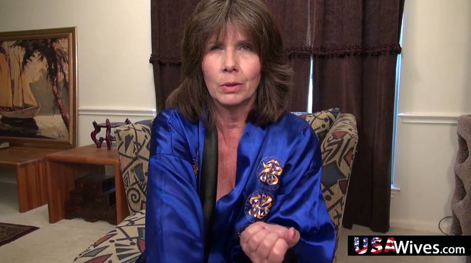 American aged woman is masturbating her stretched old pussy - 3. pic