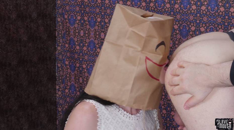 Kinky pervert in mask fucks mouth of naughty chick with bag on head - 3. pic