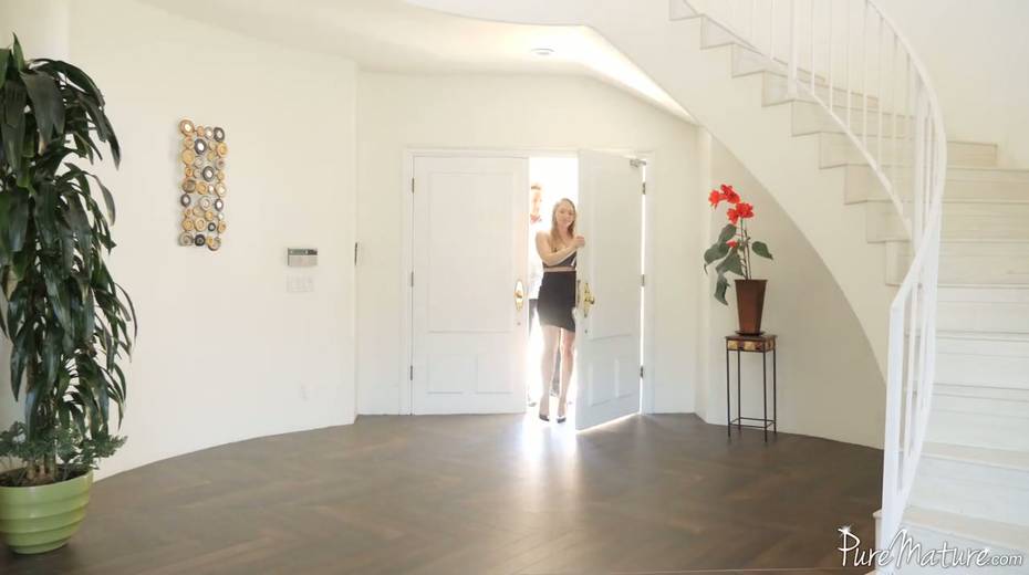 Juggy and bootyful realtor Linn Karter gets intimate with handsome client Danny Mountain - 5. pic