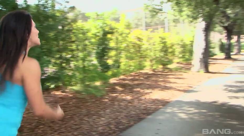 Juggy tanned milf Leanna Skye twerks her ass in front of one stranger BBC - 6. pic