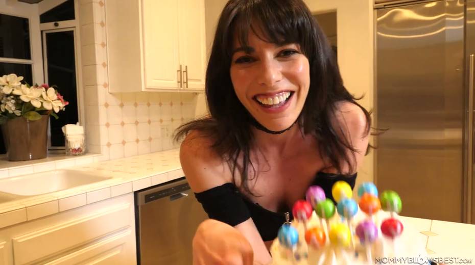 Birthday girl Lexi Foxy gives a great blowjob standing on her knees - 5. pic