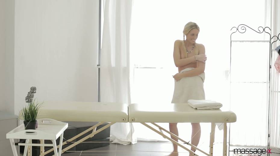 Young masseur fucks beautiful pigtailed blonde Jessi Gold on the massage table - 4. pic
