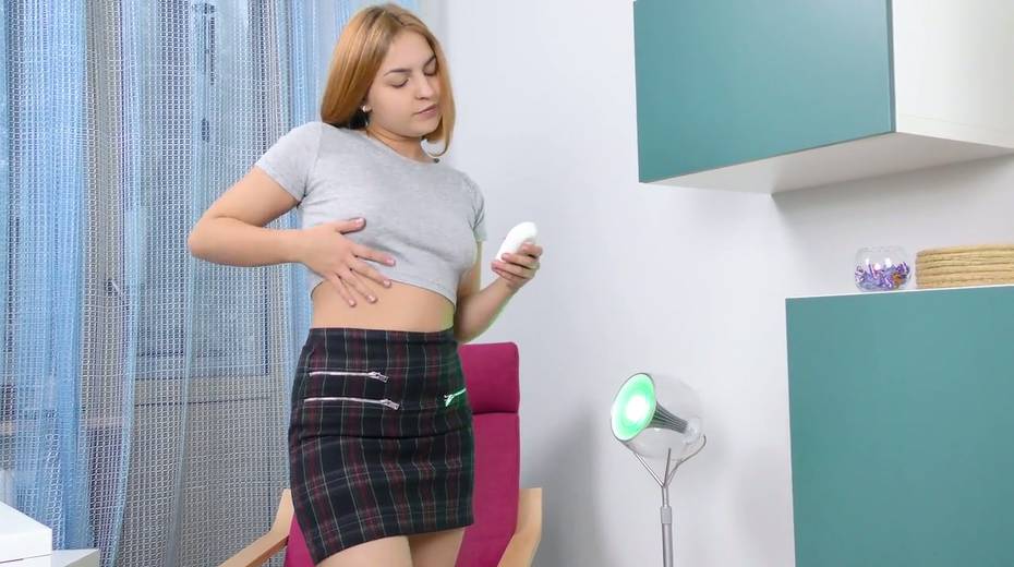 Teen with tattooed hips Jeniffer masturbates her yummy bald pussy - 2. pic