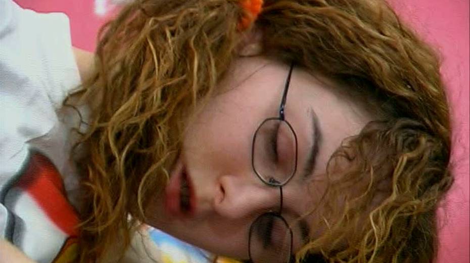 Four eyed sweetie with curves satisfies her snatch in solo - 15. pic