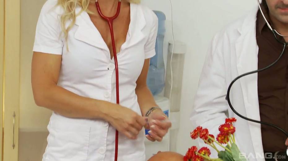 Blond British nurse Charlie Monaco takes part in crazy group sex - 2. pic