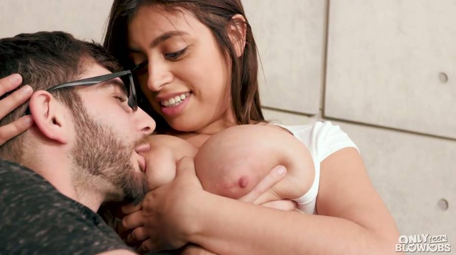 Mega busty babe Ella Knox gives a blowjob and a great titjob - 4. pic