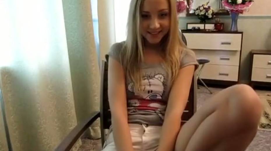 I am fighting the urge to cum all over my keyboard cuz this babe is hot - 2. pic