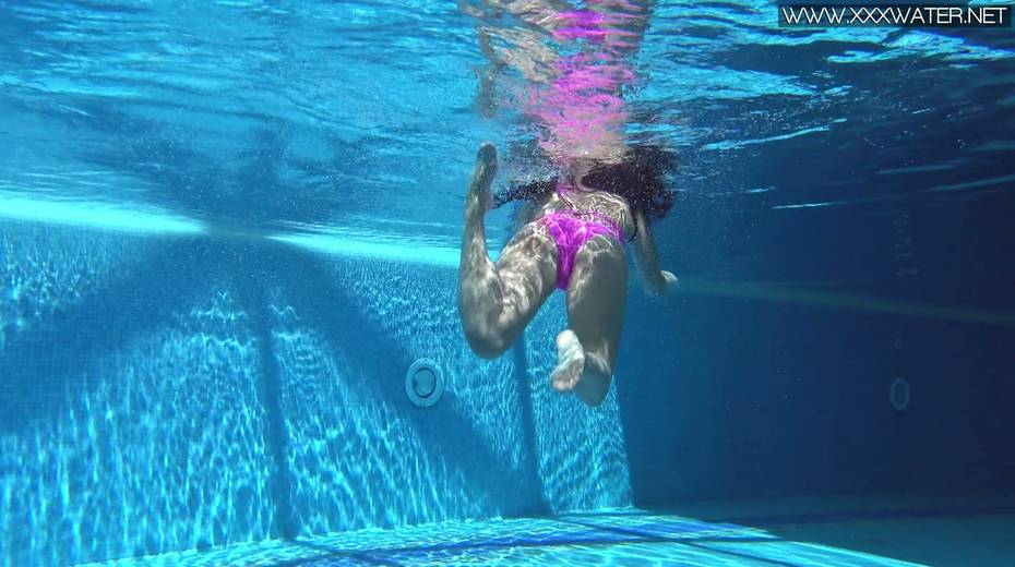 Sexy swimming girl Jessica Lincoln shows striptease under the water - 4. pic