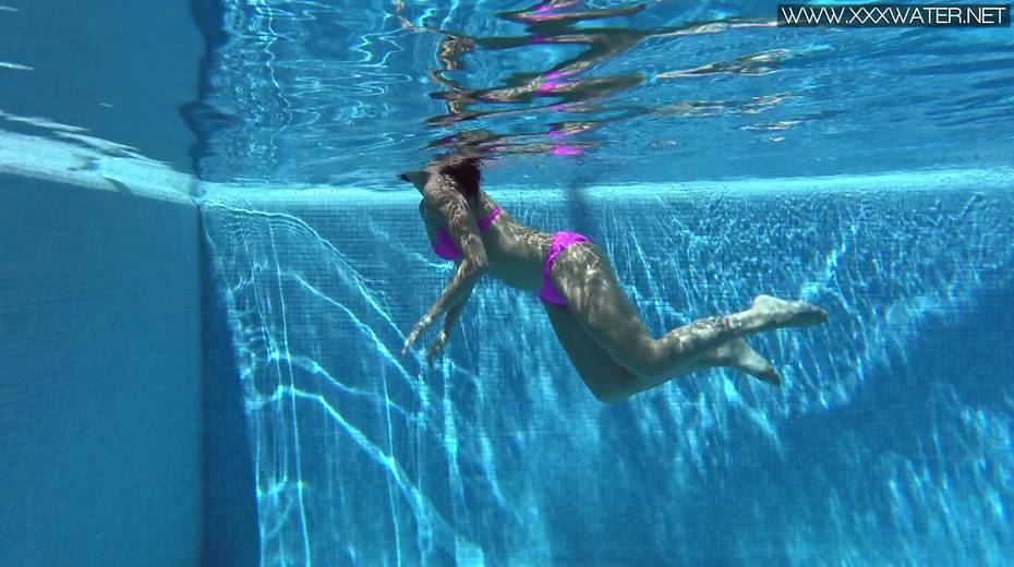 Sexy swimming girl Jessica Lincoln shows striptease under the water - 5. pic