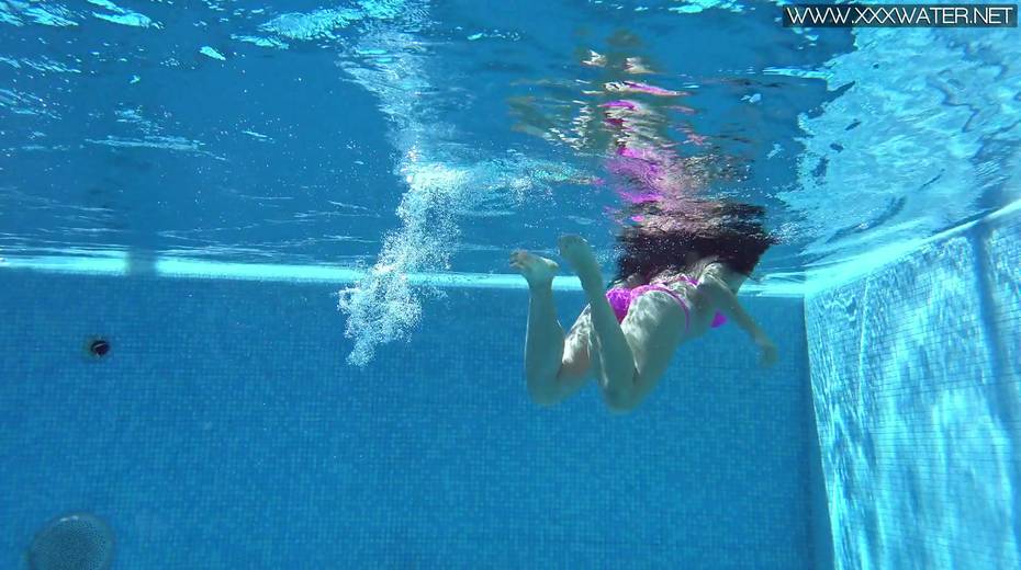 Sexy swimming girl Jessica Lincoln shows striptease under the water - 6. pic