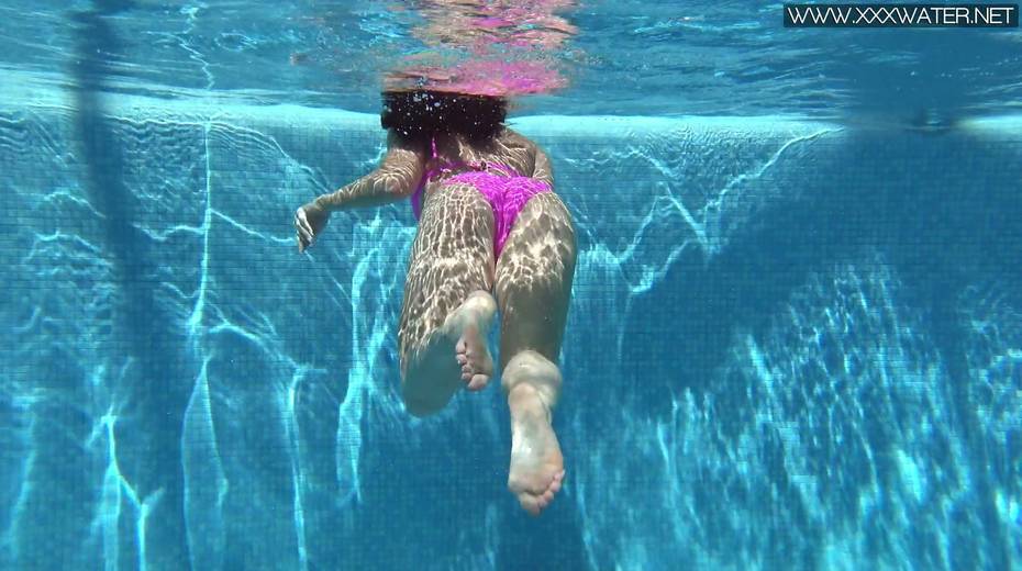 Sexy swimming girl Jessica Lincoln shows striptease under the water - 8. pic