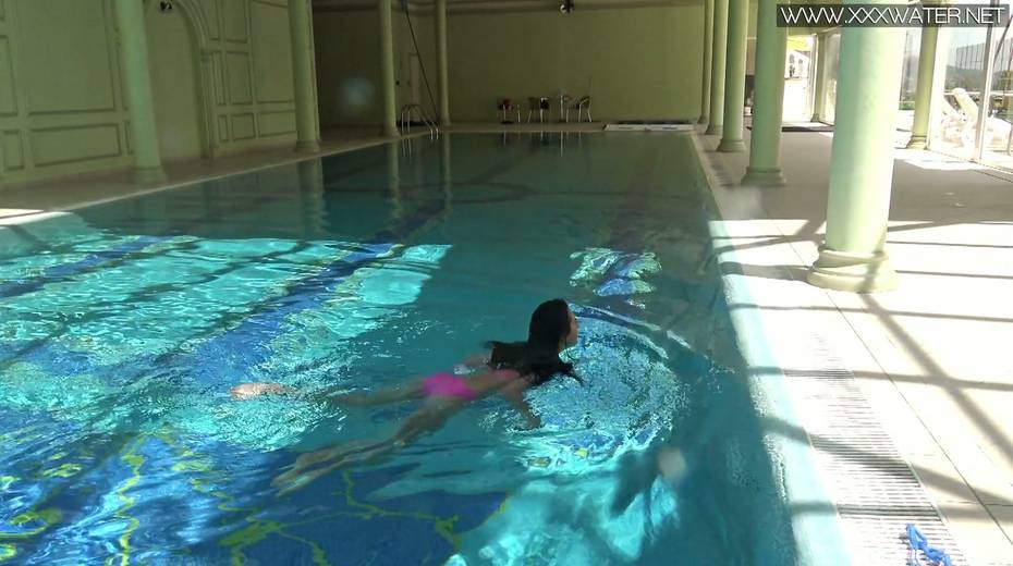 Sexy swimming girl Jessica Lincoln shows striptease under the water - 9. pic