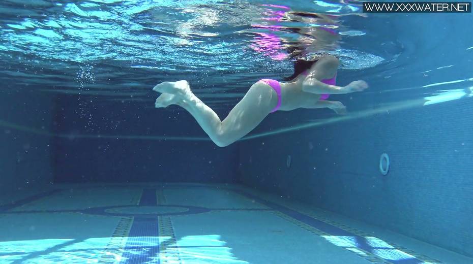 Sexy swimming girl Jessica Lincoln shows striptease under the water - 10. pic