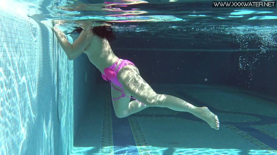 Sexy swimming girl Jessica Lincoln shows striptease under the water - 11. pic