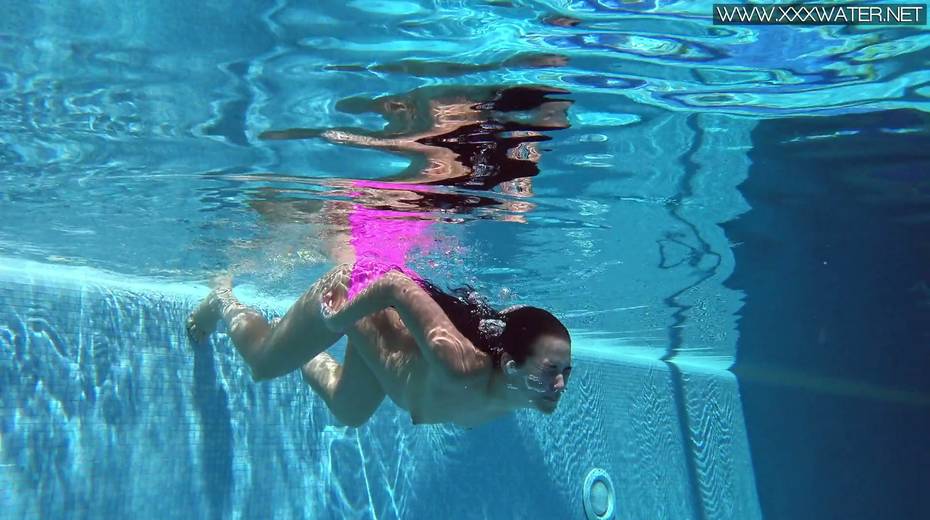Sexy swimming girl Jessica Lincoln shows striptease under the water - 14. pic