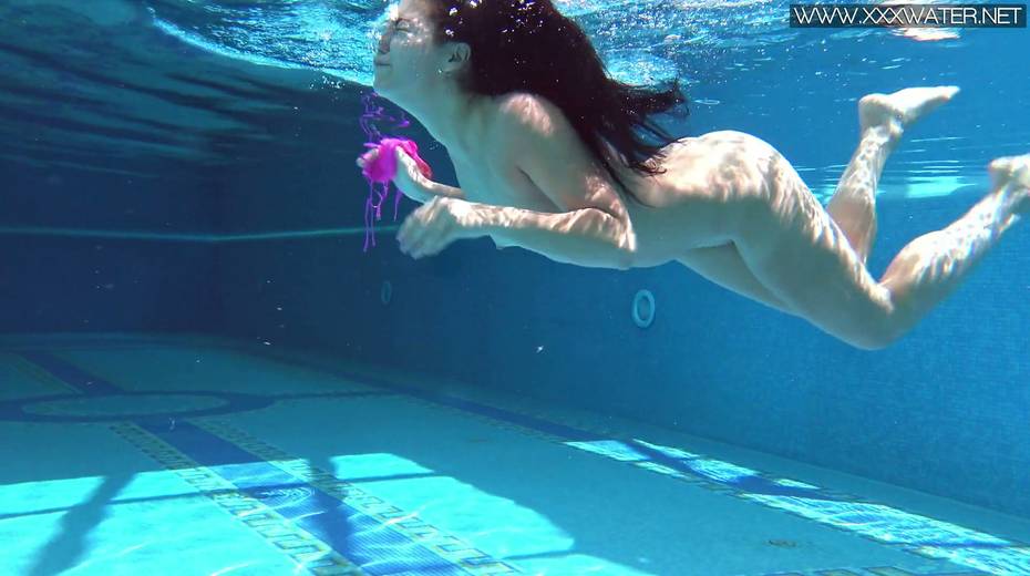 Sexy swimming girl Jessica Lincoln shows striptease under the water - 16. pic