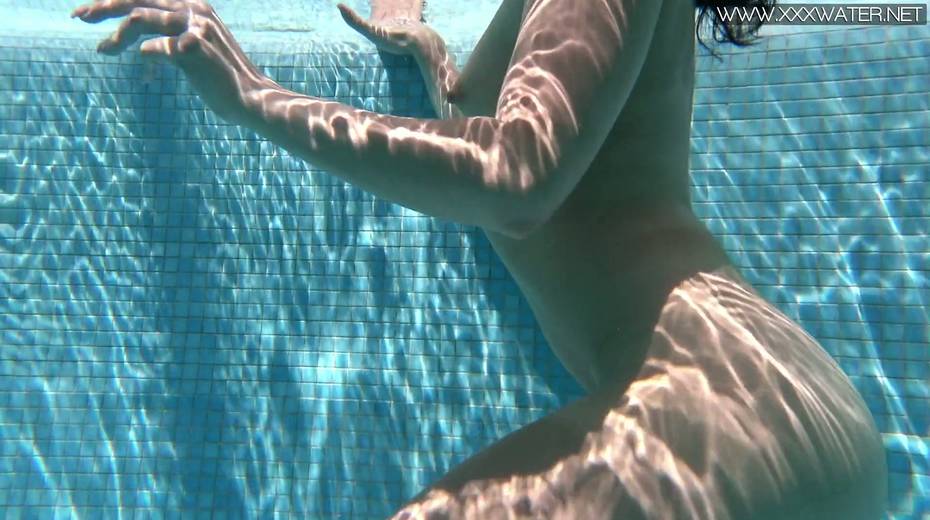 Sexy swimming girl Jessica Lincoln shows striptease under the water - 17. pic
