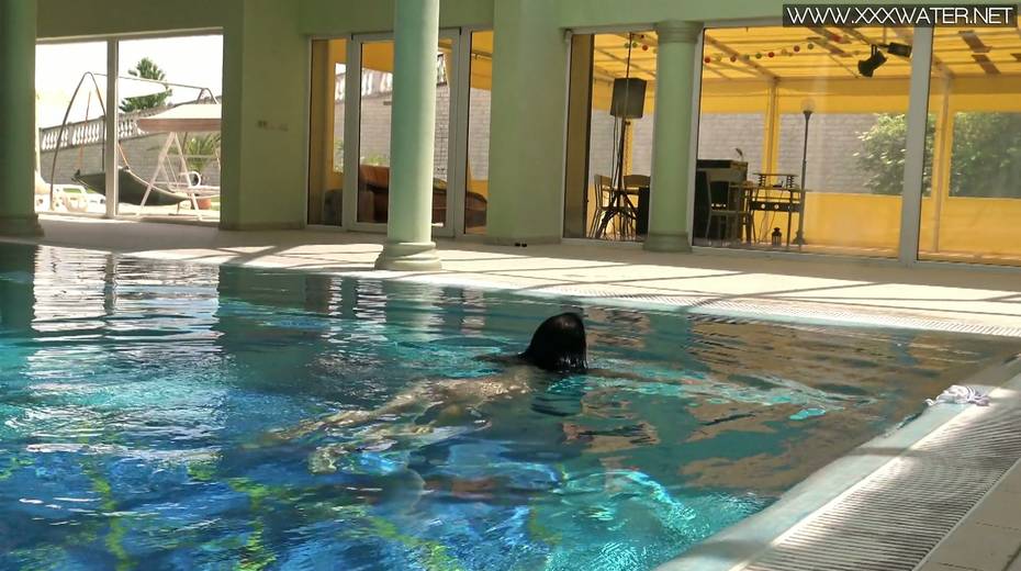 Sexy swimming girl Jessica Lincoln shows striptease under the water - 21. pic