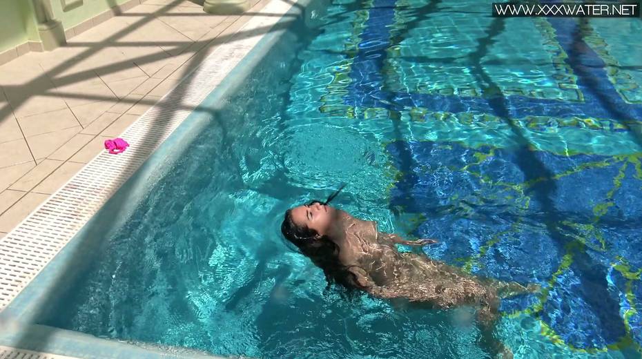 Sexy swimming girl Jessica Lincoln shows striptease under the water - 22. pic