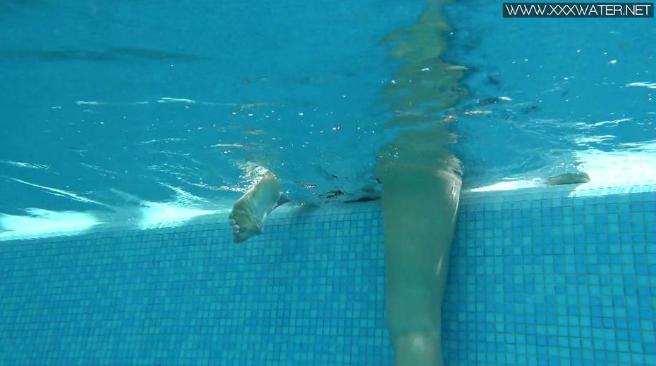 Sexy swimming girl Jessica Lincoln shows striptease under the water - 24. pic