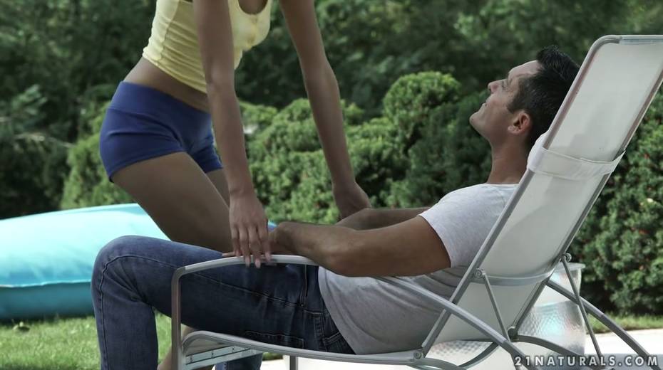 Skinny blonde with yummy ninnies Veronica Leal gets her anus nailed in the garden - 3. pic