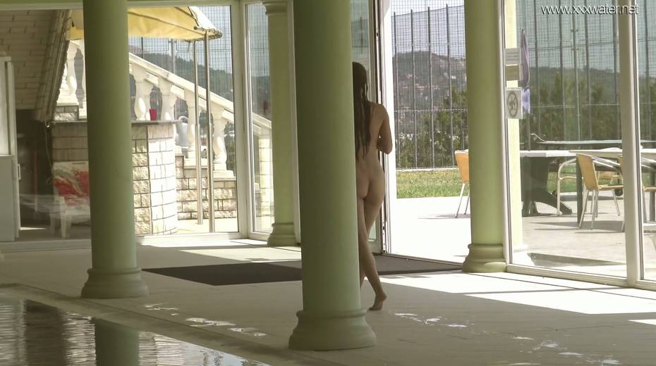 Yummy babe Irina Russaka is stripping under the water - 23. pic