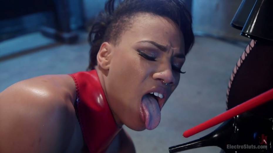 Strict mistress Siouxsie Q fucks pussy of tied up ebony hoe - 3. pic