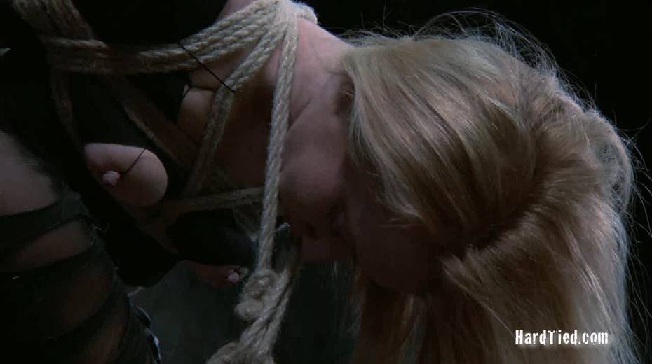Suspended blonde is everything you need right now - 2. pic