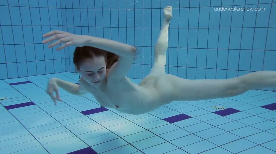 Red haired teen Anna Netrebko is undressing under the water - 14. pic